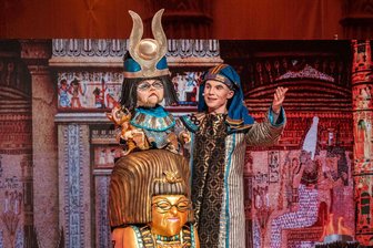 Ausverkaufte Dinnershow in Rochlitz: Bauchredner Roy Reinker begeistert mit „Irre Zeiten“ - Roy Reinkers Zeitreise führte ihn im im Bürgerhaus Rochlitz auch ins Alte Ägypten.