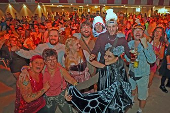 Ausverkaufte Plauener Veranstaltungshalle: Schwarz-gelber Bockbierfasching zündet -