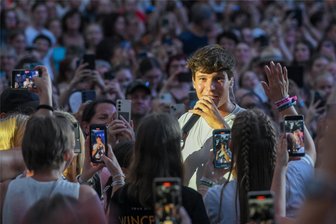 Ausverkaufte Zwickauer Freilichtbühne: Kreative Fans überraschen Wincent Weiss mit 3000 Papierherzen - Mehrmals nahm Wincent Weiss ein Bad in der Menge.