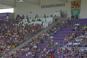 Ausverkauftes Erzgebirgsstadion bei Aue-Spiel gegen BVB: Warum trotzdem viele Plätze freiblieben - Zahlreiche leere Sitze hat es am Mittwoch im Erzgebirgsstadion beim Spiel von Erzgebirge Aue gegen den BVB gegeben. Dabei war die Partie ausverkauft.