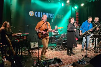 Ausverkauftes Haus in Lichtentanne: Band aus dem Kuhstall groovt sich in die Herzen der Zuhörer - Coloured Vibes brachten mit rhythmischem Groove das Publikum schnell zum Tanzen.