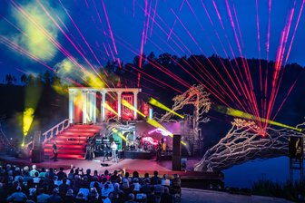 Ausverkauftes Konzert in Kriebstein: Phil Collins‘ Hits erobern die Seebühne - 