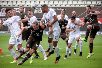 Auswärtsschwache Auer verlieren auch beim FC St. Pauli - Aues Malcolm Cacutalua (Mitte) gegen St. Paulis Daniel Buballa (5.v.l.) 