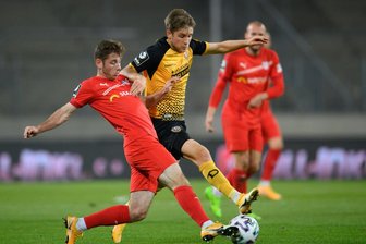 Auswärtsstarke Zwickauer entführen Punkte aus Dresden - Zwickaus Leon Jensen, Torschütze zum 2:1 für den FSV (l.), im Zweikampf mit Dynamo Patrick Weihrauch.
