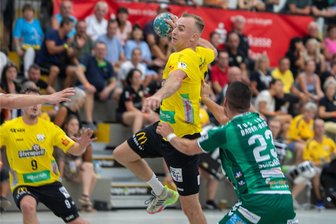 Auswärts in Landshut: SV 04 Oberlosa will Start in die 3. Handball-Liga vergolden - Nach dem Auftaktsieg gegen Baden-Baden wartet nun das erste Auswärtsspiel auf Matevz Kunst (am Ball) und den SV 04 Oberlosa.