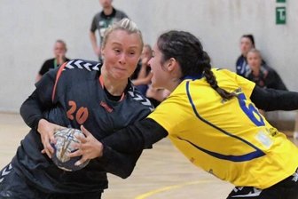 Auswärtsfahrt bringt keine Punkte - Schneebergs Romy Kolbe (links) - hier während des Saisonstarts gegen Bischofswerda - steuerte in Leipzig-Mockau sechs Tore bei, konnte die Niederlage aber auch nicht verhindern.