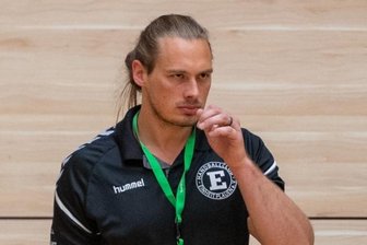 Auswärtsniederlage besiegelt Abstieg - Einheit Plauens Trainer Jan Richter ist mit seinem Team nach der Niederlage in Sonneberg aus der Mitteldeutschen Handball-Oberliga abgestiegen. Bis zur Corona-Unterbrechung sah er sein Team auf einem guten Weg. Doch in den letzten elf Spielen gab es zehn Niederlagen, was vor allem an einer eklatanten Schwäche in der Chancenverwertung lag.