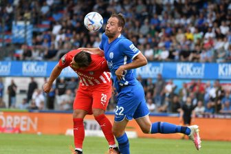 Auswärtsniederlage für den FSV Zwickau - Dominic Baumann FSV Zwickau, links im Bild, und Steffen Puttkammer vom SV Meppen