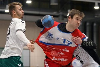 Auswärtssieg mit viel Dramatik - Tobias Piller vom HC Glauchau/Meerane, an dessen Trikot in dieser Szene im Heimspiel gegen Freiberg (19:21) gezogen wurde, spielte am Samstag den entscheidenden Pass zum Siegtorschützen Vaclav Klimt.