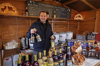 Auswärtsspiel beim Weihnachtsmarkt: Warum junge Leute aus Waldenburg erstmals Glühwein in Glauchau ausschenken - Danny Schumann in der Glühwein-Hütte des Jugendclubs Schwaben, die auf dem Mittelalter-Weihnachtsmarkt in Glauchau steht.