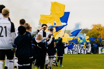 Auswärtsspiel in Kopenhagen: Warum die Chemnitzer Amateurfußballer von Athletic Sonnenberg im Europapokal antreten - Athletic Sonnenberg, hier beim Einlaufen vor einem Kreispokalspiel vor einigen Jahren, wurde 2020 gegründet. Der Verein schaffte den Durchmarsch in die Kreisoberliga, die höchste Spielklasse im Kreisverband Chemnitz. Dazu engagiert sich Athletic Sonnenberg bei zahlreichen solzialen Pojekten.