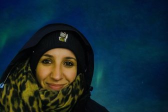 Auswandern in die Arktis: Wie eine Erzgebirgerin den Winter in der Dunkelheit erlebt - Franziska Mehlhorn, 41, aus dem Erzgebirge unter den Nordpolarlichtern auf Svalbard/Spitzbergen.