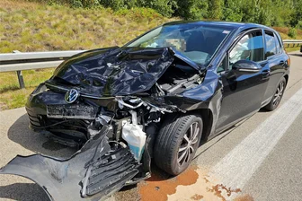 Ausweichmanöver führt zu schwerem Unfall auf der A4 bei Hohenstein-Ernstthal - Der Fahrer des VW erkannte zu spät, dass der vorausfahrende Toyota bremste und auswich.