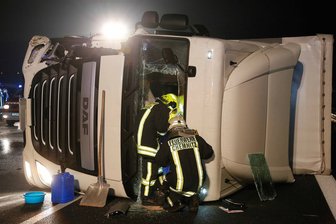 Ausweichmanöver: Laster auf A72 umgekippt - 