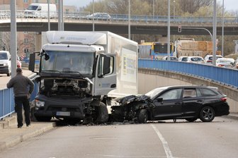 Auswertung der Polizei: Hier gibt es in Chemnitz die meisten Unfälle - Auf der Neefestraße im Bereich des Überfliegers gab es am 30. März einen schweren Unfall.