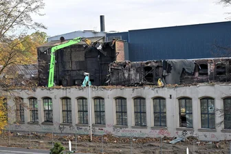 Auswirkung von Großbrand in Schönherrfabrik: Erste Gesellschaft aus Gienanth-Gruppe insolvent - An der Schönherrstraße laufen die Abrissarbeiten. Die Gienanth-Gießerei wird danach nicht wieder aufgebaut.