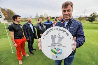 Auszeichnung dient als Motivation für die Zukunft - Große Freude beim Golfclub Chemnitz über die Einstufung als Leistungszentrum: Vereinschef Axel Wunsch zeigt die offizielle Tafel für das Vereinshaus. Bei der Übergabe war auch Clubmanager Frank Seidel (links) dabei.