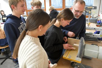 Auszeichnung für die Oberschule Eppendorf: „Kinder nicht in den Beruf drängen, den die Eltern wollen“ - Lynn arbeitet in der Heiner-Mülller-Oberschule in Eppendorf an der Schleifmaschine. Angeleitet wird sie von Roland Stanzel, Ausbilder bei Wendt & Kühn.