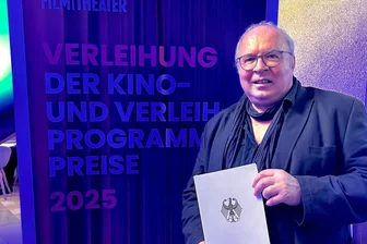 Auszeichnung für Freibergs Filmkultur: „Kino 5“ gewinnt Preis für das besonders gute Jahresprogramm - Freibergs leidenschaftlichster Cineast Thomas Erler nahm die Auszeichnung für das Freiberger Kinopolis entgegen.