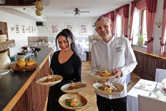 Auszeichnung für Glauchauer Gastronom: Warum der Chef sich überraschen ließ - Steve Tuchscherer und Frau Mariem freuen sich über die Auszeichnung, die das Team des Restaurants „Stadt Altenburg“ bekommen hat.