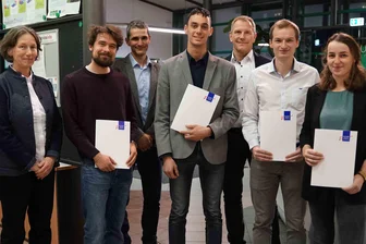 Auszeichnung für herausragende Arbeiten von Absolventen der Westsächsischen Hochschule Zwickau - Die Preisträger des BIC-Förderpreises 2024 zusammen mit gestandenen Wissenschaftlern der WHZ.