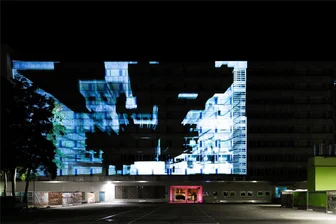 Auszeichnung für „Light our Vision“ in Chemnitz: Wofür die Macherinnen 20.000 Euro Preisgeld nutzen - Der 240 Meter lange Behördenriegel an der Brückenstraße auf seiner Rückseite visuell aufgebrochen lenkte den Blick auf einen städtebaulichen Missstand in der Stadt.