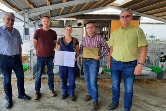 Auszeichnung für Milchviehanlage in Remse - Bei der Übergabe von Urkunde und Tafel in der Milchviehanlage in Remse:(v. l.) Manfred Uhlemann, Hauptgeschäftsführer des Landesbauernverbandes, Thomas Müller, Vorstandsvorsitzender der Agrargenossenschaft, Herdenmanagerin Franziska Ulbricht, Vorstandsmitglied Andreas Bauch und Thomas Luther vom Landesamt für Landwirtschaft.