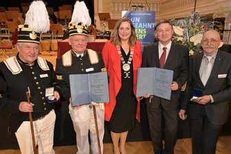 Auszeichnung für zwei Vereine der Stadt Zwickau - Frieder Heinz und Karl-Heinz Baraniak (v. l.) vom Steinkohlenbergbauverein sowie Ronny Tolliszus und Bernd Czekalla vom Förderverein des August-Horch-Museums haben die Medaillen von OB Constance Arndt überreicht bekommen.