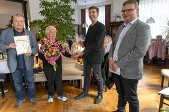 Auszeichnung geht an agile Seniorenrunde - Stefan Mielke (links) und Andi Weinhold (2. von rechts) vom Verein zur Entwicklung der Region Annaberger Land überraschten mit Bürgermeister Silvio Wagner Katharina Stephan vom Seniorenclub.