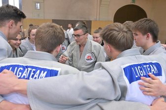 Auszeichnung und Gänsehautmoment für Crimmitschauer Judoka - Manfred Stürz (Mitte) steht seit fast 50 Jahren auf der Matte und hat auch beim Turnier am Samstag in der Mannschaft des JC Crimmitschau mitgekämpft.