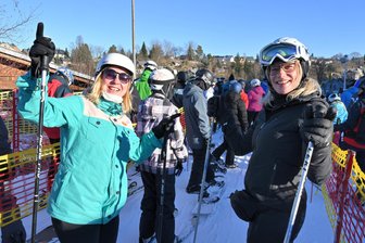 Auszeit an den Feiertagen: Das Erzgebirge zwischen Kino, Natur und Piste - Jeannine Furtenbacher aus Leipzig (l.) und Regine Ross aus Reichenbach (r.) sind begeistert von den Bedingungen am Skihang in Eibenstock.