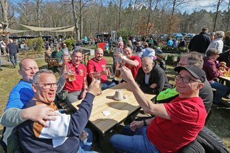 Auszeit im Grünen: Tipps für die schönsten Biergärten der Region Zwickau - Der Biergarten der „Dänkritzer Schmiede“ zwischen Zwickau und Crimmitschau wurde zur Eröffnung im März gestürmt.