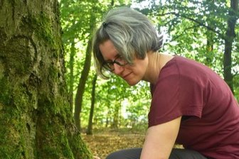 Auszeit im Wald: Benefiz-Waldbaden für Entspannung und Naturschutz in Freiberg - Carina Adlung organisiert das Benefiz-Waldbaden in Freiberg.