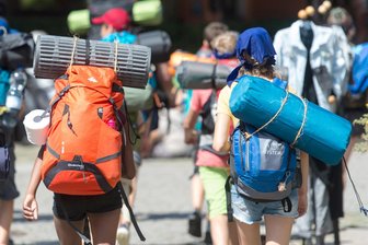 Auszeit nach der Schule: Ist das Kindergeld dann weg? - Endlich den Schulabschluss in der Tasche - und erst einmal raus in die Welt! Viele Jugendliche nehmen sich jetzt ein Jahr Zeit, bevor es weiter geht.