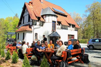 Auszeit unter freiem Himmel: Das sind beliebte Biergärten im Vogtland - So lässt es sich aushalten: Der Biergarten der Lengenfelder Parkgaststätte ist von einer herrlichen Natur umgeben.