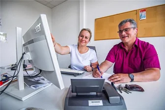 Auszubildende im Erzgebirge: Hat die Generation Z zu hohe Ansprüche? - In der Agentur für Arbeit Stollberg: Rani Schneider (l.) und Jörg Lieberwirth, beide sind Berufsberater vor dem Erwerbsleben.