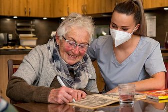Auszubildende in der Pflege: Ungeimpft und bald auch ungelernt? - Leonie Seidel (r.) löst mit Annemarie Pomper Kreuzworträtsel. Die 21-Jährige absolviert bei der Diakonie Marienberg eine Ausbildung zur Pflegefachfrau.