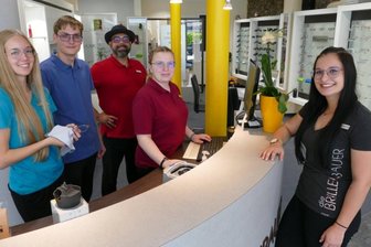 Auszubildende übernehmen für sechs Wochen das Kommando - Danny Jahnke (hinten) - hier bei einem kurzen Abstecher an seine Arbeitsstätte - weiß die Zschopauer Filiale bei Luisa Steinert, Niklas Seifert, Louisa Rau und Josephine Ihle (von links) in guten Händen. 
