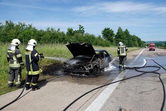Auto ausgebrannt: Langer Stau auf der A 4 bei Chemnitz-Ost - Gegen 14 Uhr fing das Fahrzeug auf der A4 kurz vor der Abfahrt Chemnitz-Ost Feuer.