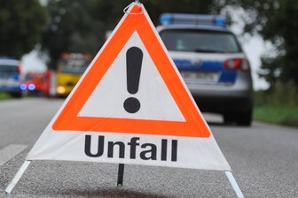 Auto beim Abbiegen übersehen: Hoher Sachschaden und ein verletztes Kind in Plauen - Einen schweren Verkehrsunfall gab es am Sonntagmittag am Gondelteich Kleinfriesen.