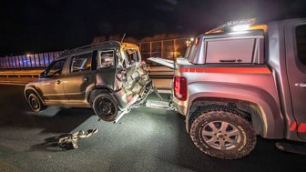 Auto bleibt ohne Benzin auf A72 stehen: Laster fahren auf - Der Falschfahrer erlitt bei der Fahrt gesundheitliche Probleme.