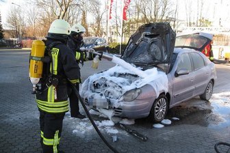 Auto brennt an Tankstelle -