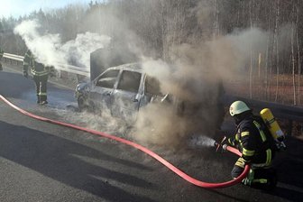 Auto brennt auf A-4-Auffahrt aus - 