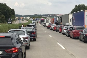 Auto brennt auf A 4 aus - Polizei sucht Zeugen - Nach einem Autobrand kommt es auf der A4 zu Stau. Autofahrer halten die Rettungsgasse ein.
