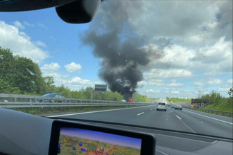 Auto brennt auf A4 - Autobahn gesperrt -