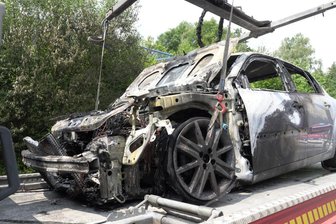 Auto brennt auf A72 aus - Das ausgebrannte Fahrzeug wurde abgeschleppt.