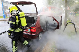 Auto brennt in Chemnitz - Am Freitagmittag brannte in Chemnitz ein Auto.