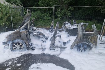 Auto brennt in Limbach-Oberfrohna nieder - Das Auto wurde mit Schau eingedeckt.