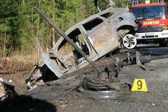 Nach dem Zusammenprall mit einem Baum landete das Auto im Straßengraben.