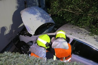 Auto durchbricht Zaun und landet an Hauswand -